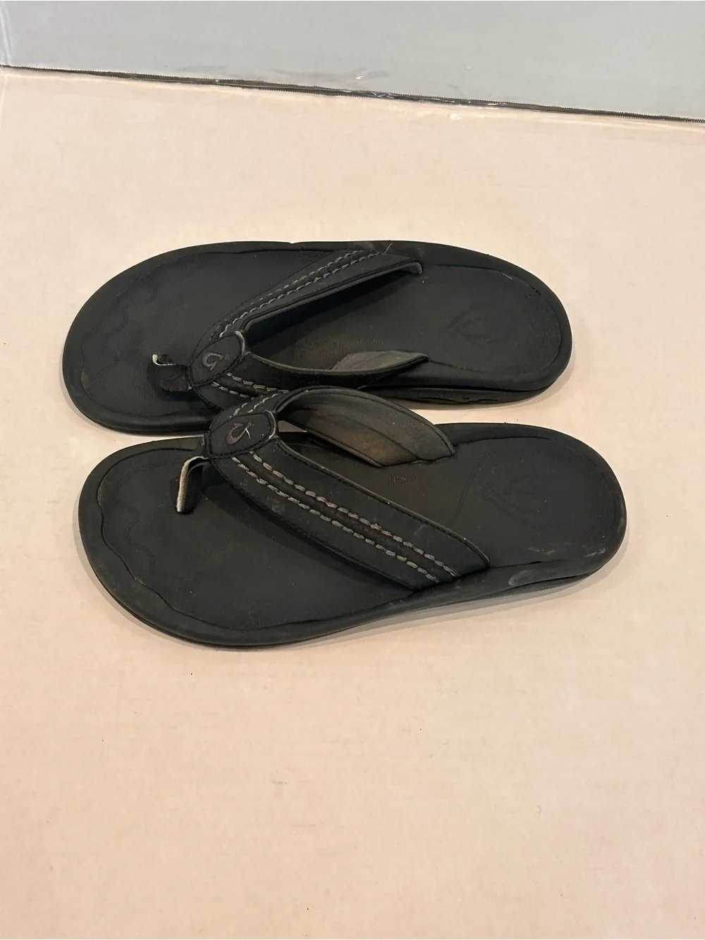 OluKai Hokua Men’s Black Comfort Flip Flop Sandals Beach Thong Slides size 10